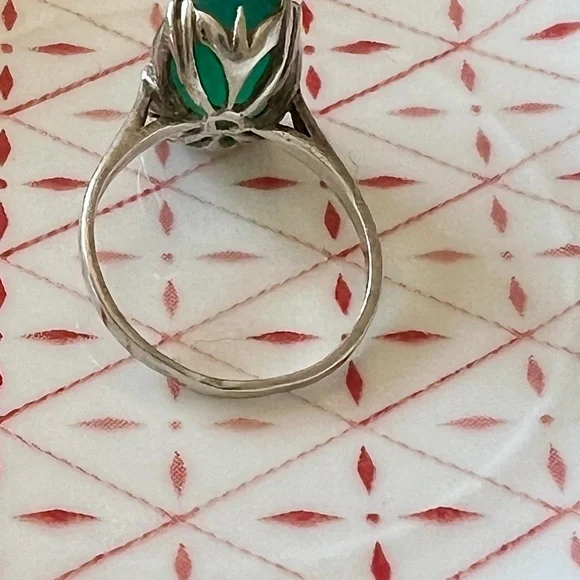 Elegant Silver Green Gemstone Ring - Picture 3 of 3